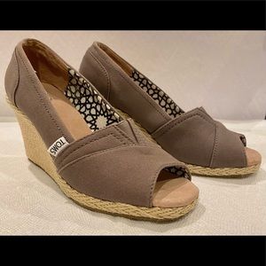 🎉 Host Pick 🎉 TOMS Peep Toe Espadrilles Wedge